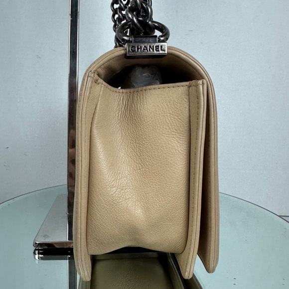 Chanel Boy Bag – Old Medium – Beige Lambskin – Ruthenium Hardware – 18 Series - Picture 7 of 13